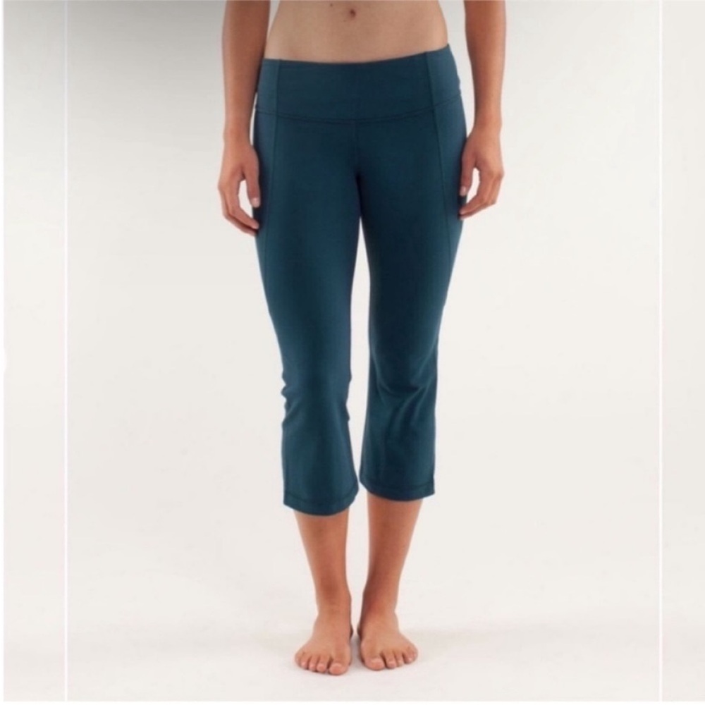 Lululemon Alberta Lake Gather & Crow Crop